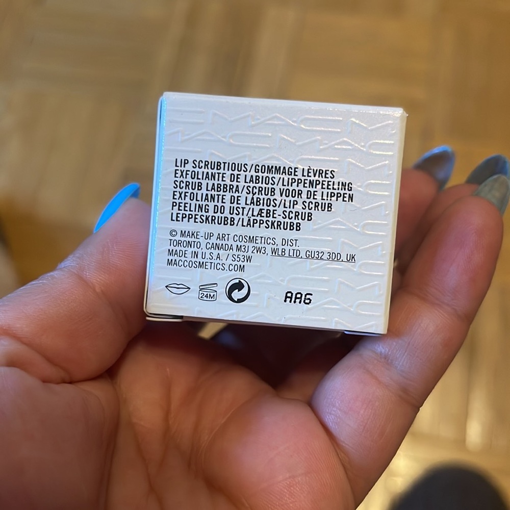 Mac Cosmetics lip scrub - Picture 4 of 4